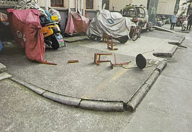 微社评 7旬老太因和丈夫吵架，从楼上扔下2把凳子9把刀，已被警方带走