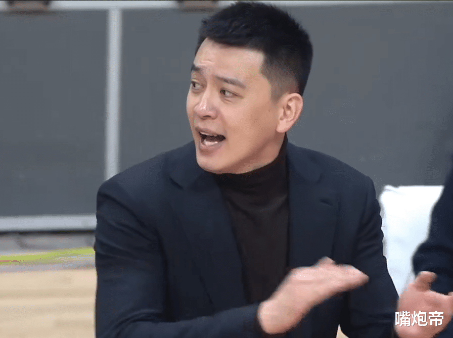 遼寧男籃|最大爭議！遼寧2次好球被吹，楊鳴暴跳如雷狂奔3米吃T，裁判拒看回放