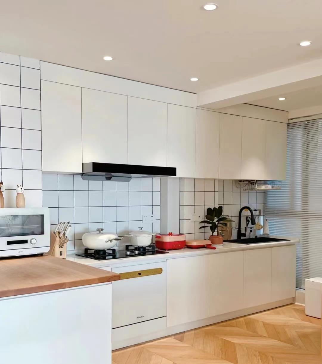 98㎡原木风新居，大白墙搭配原木家具，朋友来家做客都说像大平层