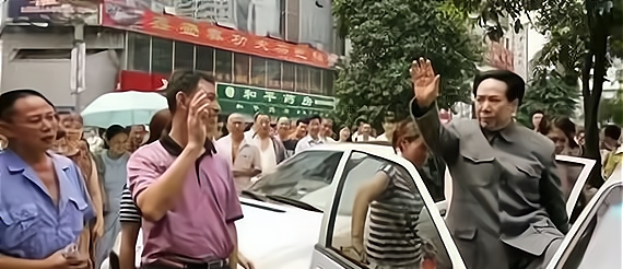 |她50岁放弃事业，靠饰演毛主席收入可观，因演得像，让丈夫很烦恼