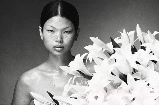 吕燕|她是中国第一丑模，误打误撞嫁给法国富豪，8岁儿子酷似贵族王子