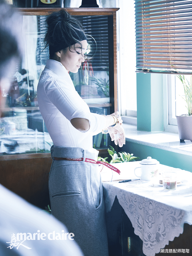 潮流搭配师甜甜 巩俐真是穿啥都好看,一身校服露出小肚子,感觉仍然很高级