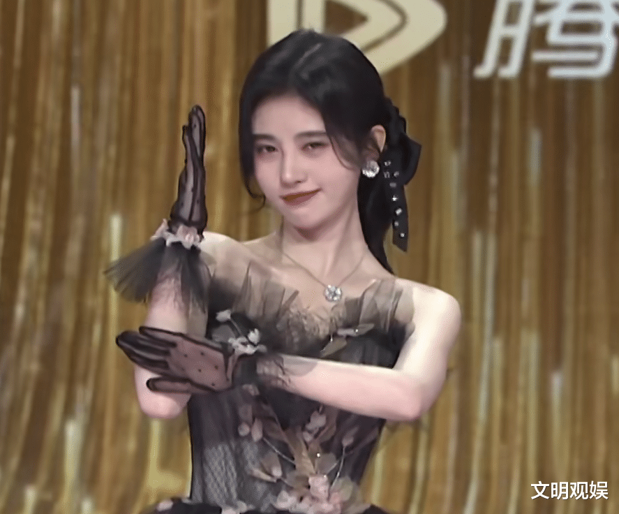 鞠婧祎|鞠婧祎出席拾光盛典，被原相机拉近对准拍，精致五官不是一般绝