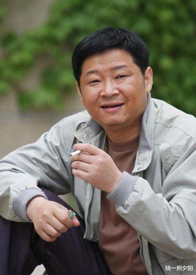 张国立|张国立的两个搭档：一个养鸡成亿万富翁，一个被500名导演封杀