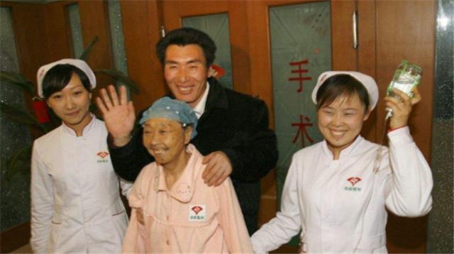 李玉成|那个为嫁给25岁小鲜肉，60岁做整容手术的老妇，如今二人过得怎样