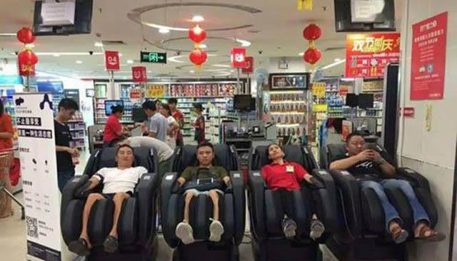 玲玲说说 按摩椅被“白嫖”,实际上没几人按?大批人退场,一类人却挣了钱