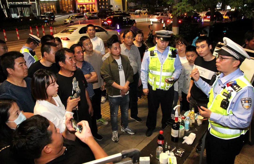 大秦直道wn 五一假期第二天  渭南公安交警风雨中守护道路畅通