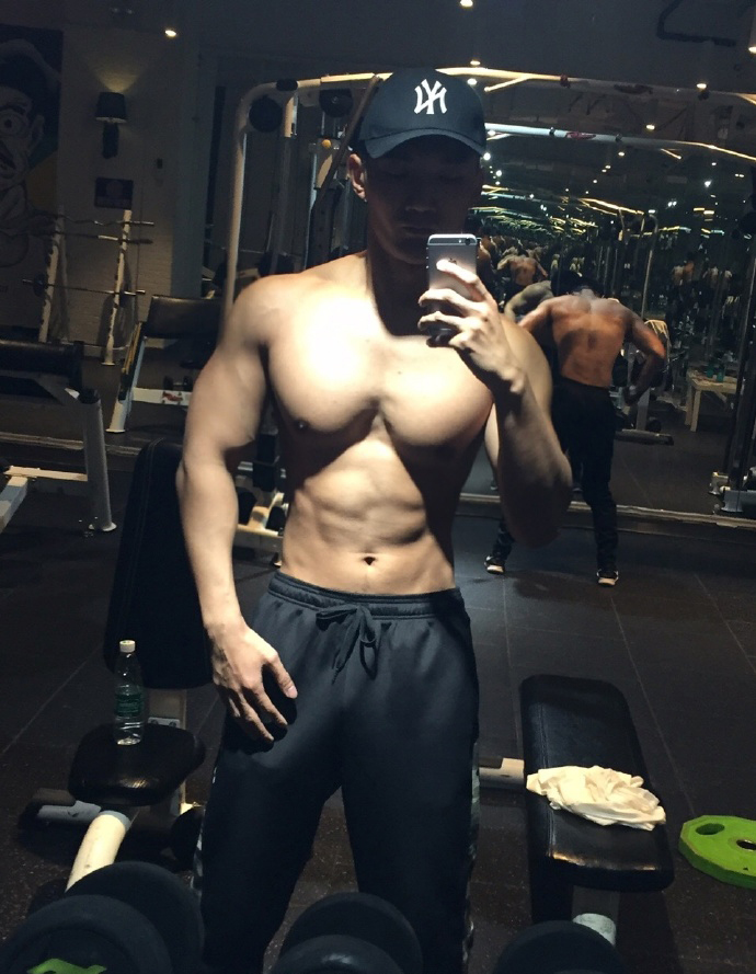 健身圈一哥|撸铁塑造出霸气胸肌，深蹲打造出完美翘臀，这位健身模特棒棒哒！