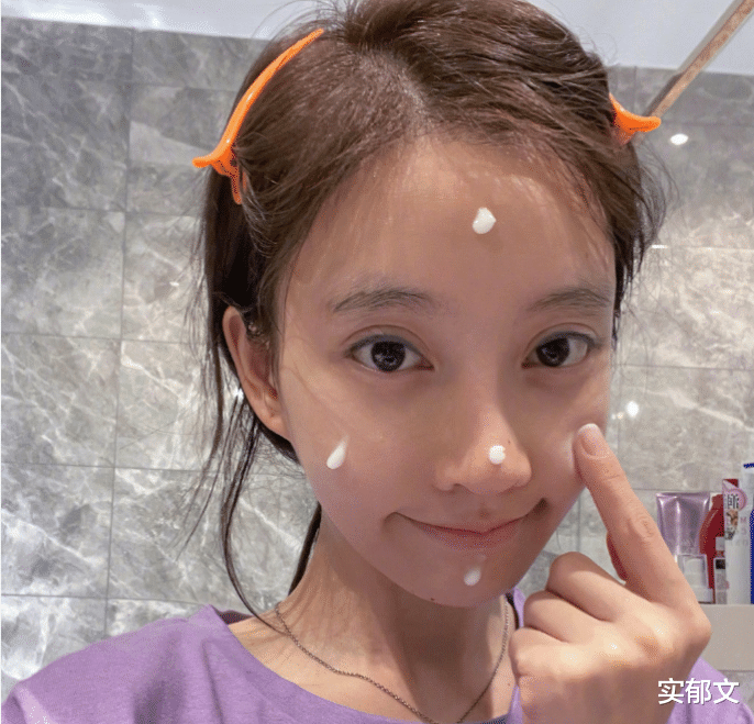 实郁文|素颜让人惊艳,成功登上热搜,冯提莫的皮肤状态怎么这么好?