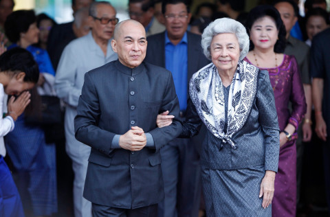 时尚风行派|柬埔寨68岁单身国王好帅！黑白配LOOK尽显绅士，年轻时嫩过小鲜肉