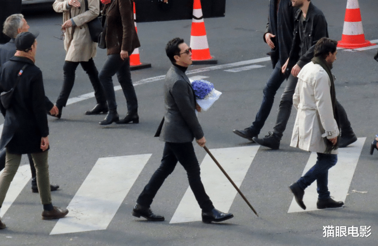 甄子丹|58岁甄子丹新片造型绝了！墨镜配拐杖像盲人，网友：巴黎限定跛豪