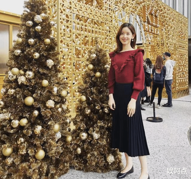 章泽天|刘强东5岁女儿罕见出镜，28岁章泽天颜值身材超棒，颇显名媛气质