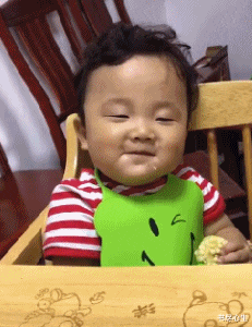 书尽心生|搞笑GIF：这娃娃太厉害了，上一秒还那么精神，下一秒说睡就睡！