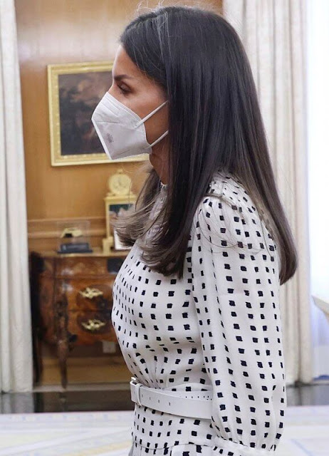 全球时尚风行|48岁莱后的营业状态好真实！白发掩面老太多，昔日旧裙穿出初恋感