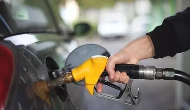 童书小窝|国内车主喜提“第二降”,成品油价格下探:加满一箱油可省4元