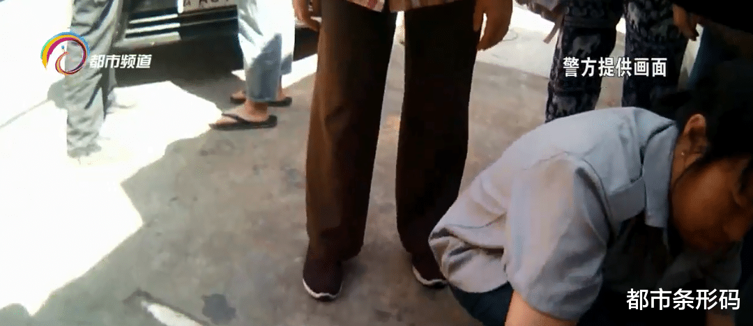 都市条形码 老人路边摔倒 警民接力救援