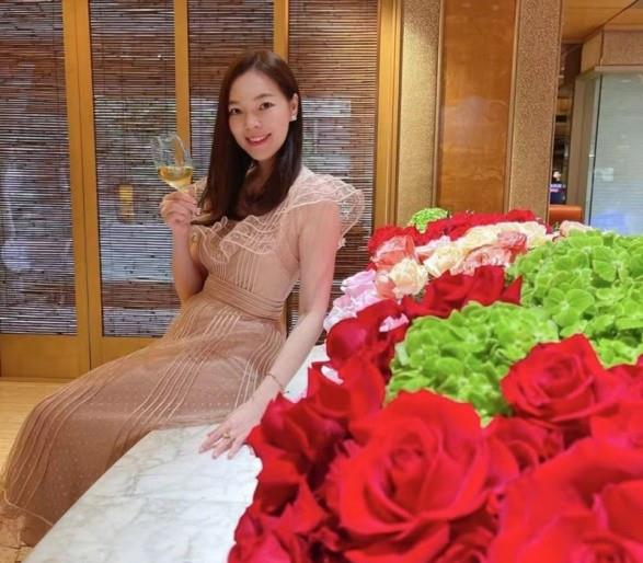 曾馨莹|曾馨莹：34岁嫁百亿富豪，结婚13年生下3个孩子，被老公宠上天