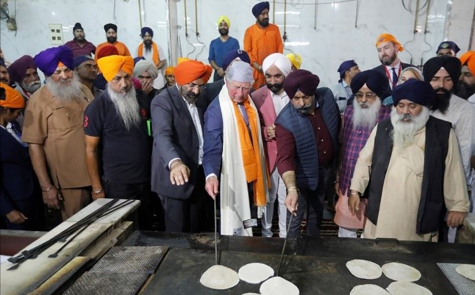 日本|71岁查尔斯访问印度，脱下鞋袜双脚肿得像馒头，为何他手脚都红肿