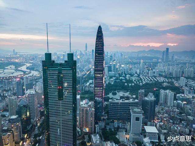 少点意思 深圳300多米高楼出现晃动，众人迅速撤离，官方：消防已介入调查