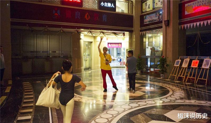 杨丽萍|46岁舞蹈界“巨婴”：年入百万却无人敢嫁，生活全靠家长轮流照料