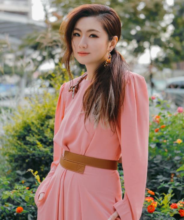 育妈计|童年女星赴韩“进厂重修”？Selina美颜回归，重现当年高颜值