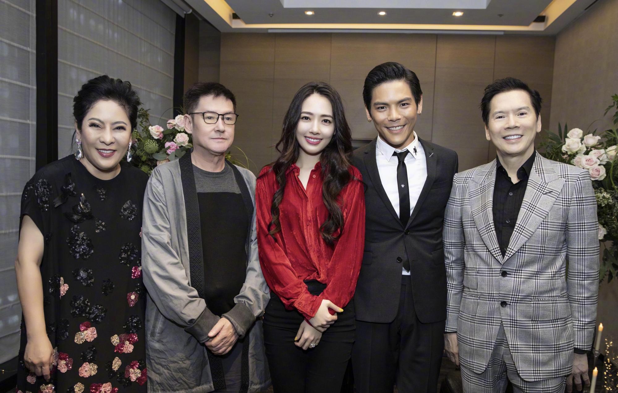 郭碧婷|“买断自由”郭碧婷：一脚崴进豪门跪地为向佐穿鞋，暴露悲惨婚姻