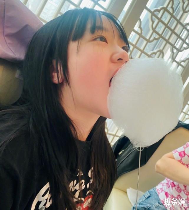 吴尊|吴尊晒照庆儿女放寒假，获女儿投喂满脸幸福，NeiNei越长越像妈妈