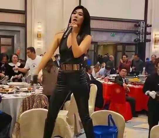 香香|歌红人不红的女星，王蓉饭店商演，香香回归家庭，只有她翻红有望