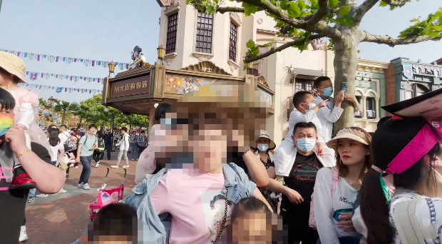 洁希亚国际洗衣 女子称被小男孩摸腿,反问却遭家长推搡辱骂,家长:你故意碰小孩