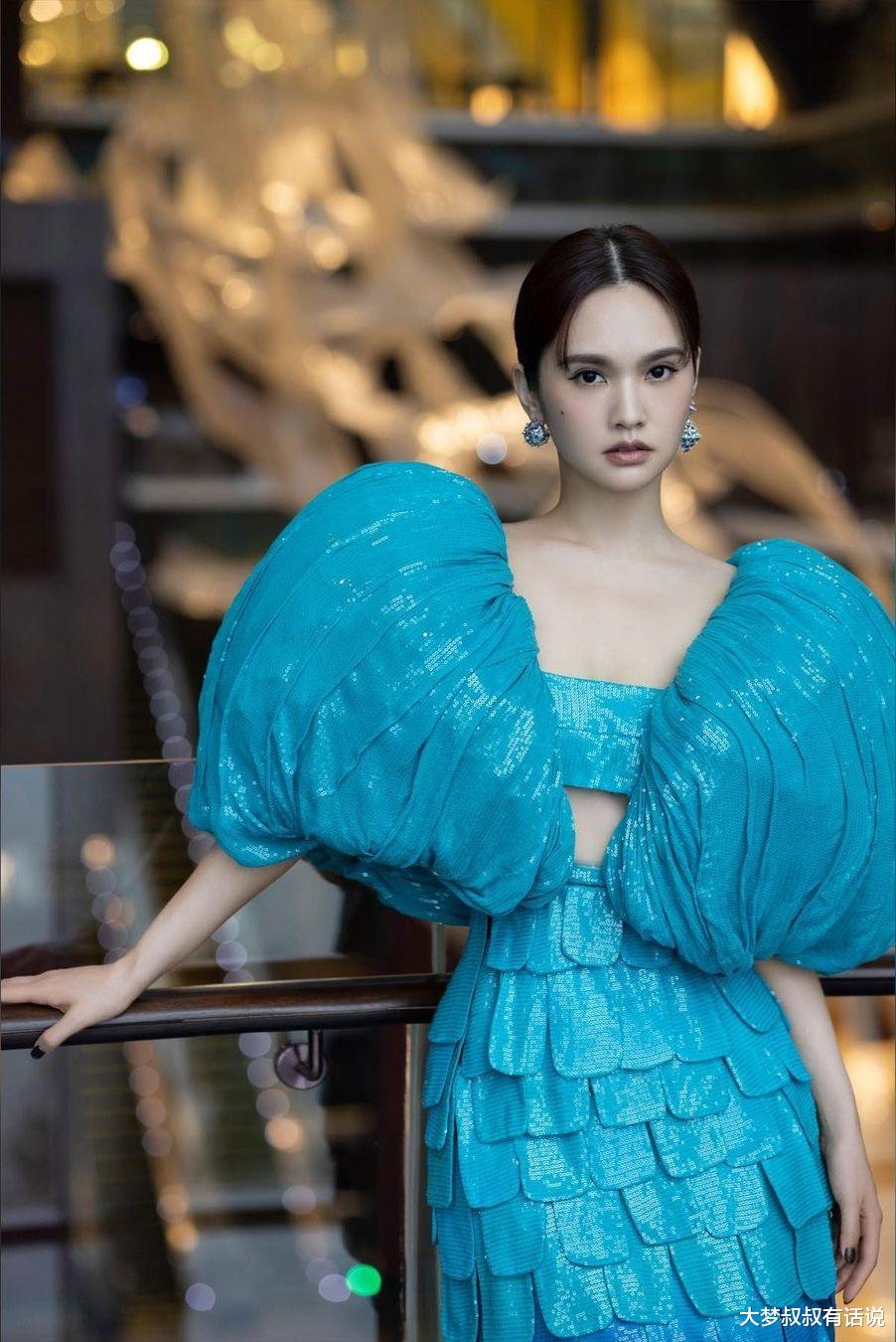 杨丞琳|杨丞琳破人妻尺度！转正面“只遮一片布”蓝色人鱼装辣爆