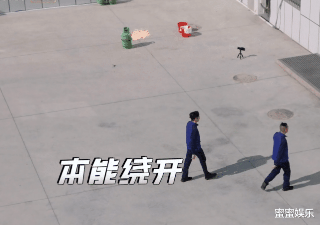 煤气罐|面对着火的煤气罐，陈小春张智霖张晋的反应大不同，细节看出教养