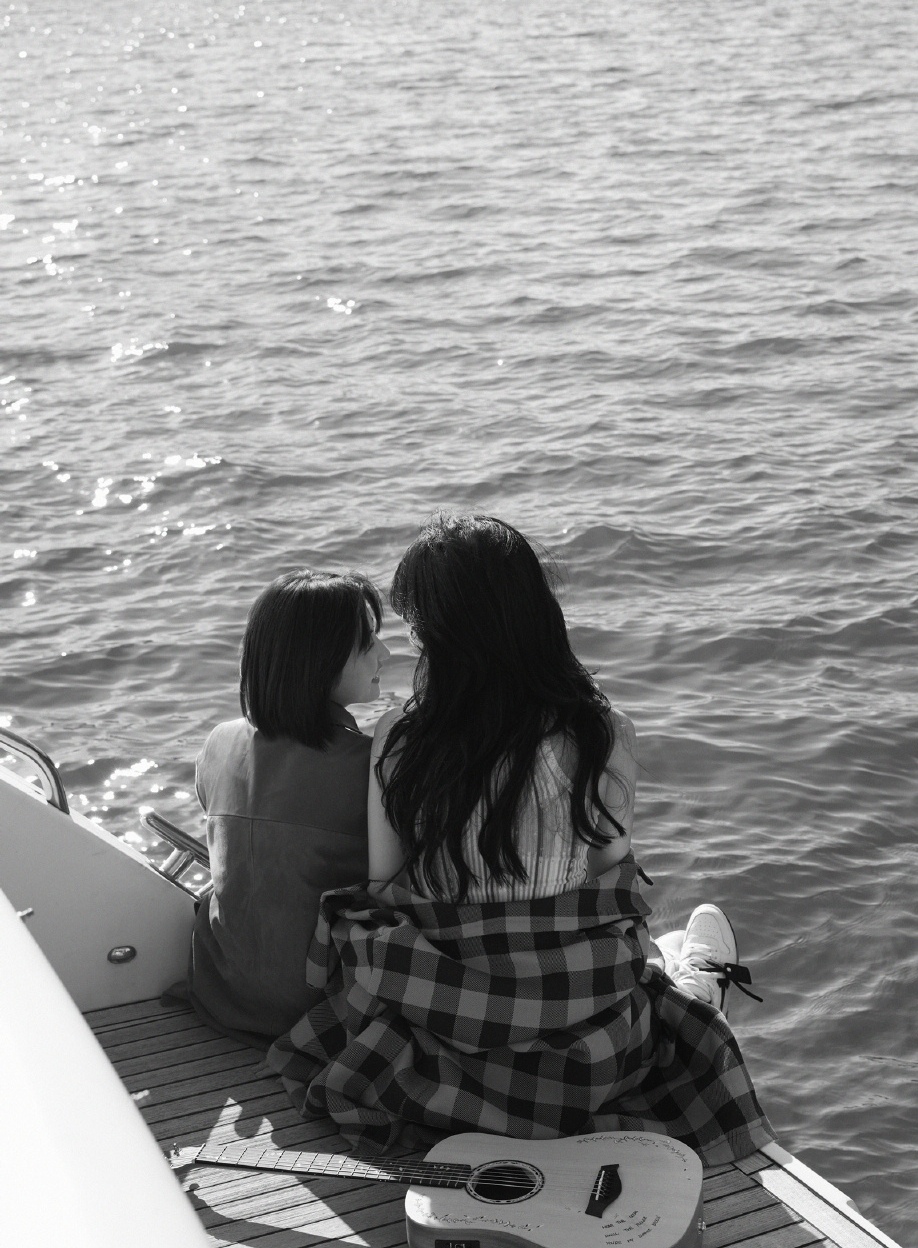 时尚课|欧阳娜娜张子枫姐妹大片，两人休闲装扮相依偎，上演少女的夏天