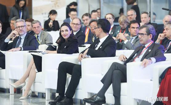 刘烨|刘烨大手笔！影院包场为老婆庆生，混血娇妻穿羊毛大衣颜值高级似明星