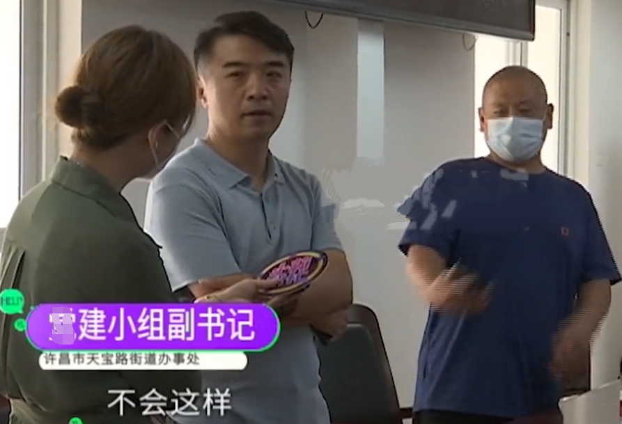 河南 这是什么操作？河南一小区门口绿化带埋20多个骨灰盒，高调办葬礼