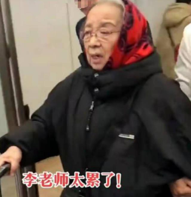 胡歌|看“容嬷嬷”28岁的照片，根本不像一个人，网友：比赵薇还美！