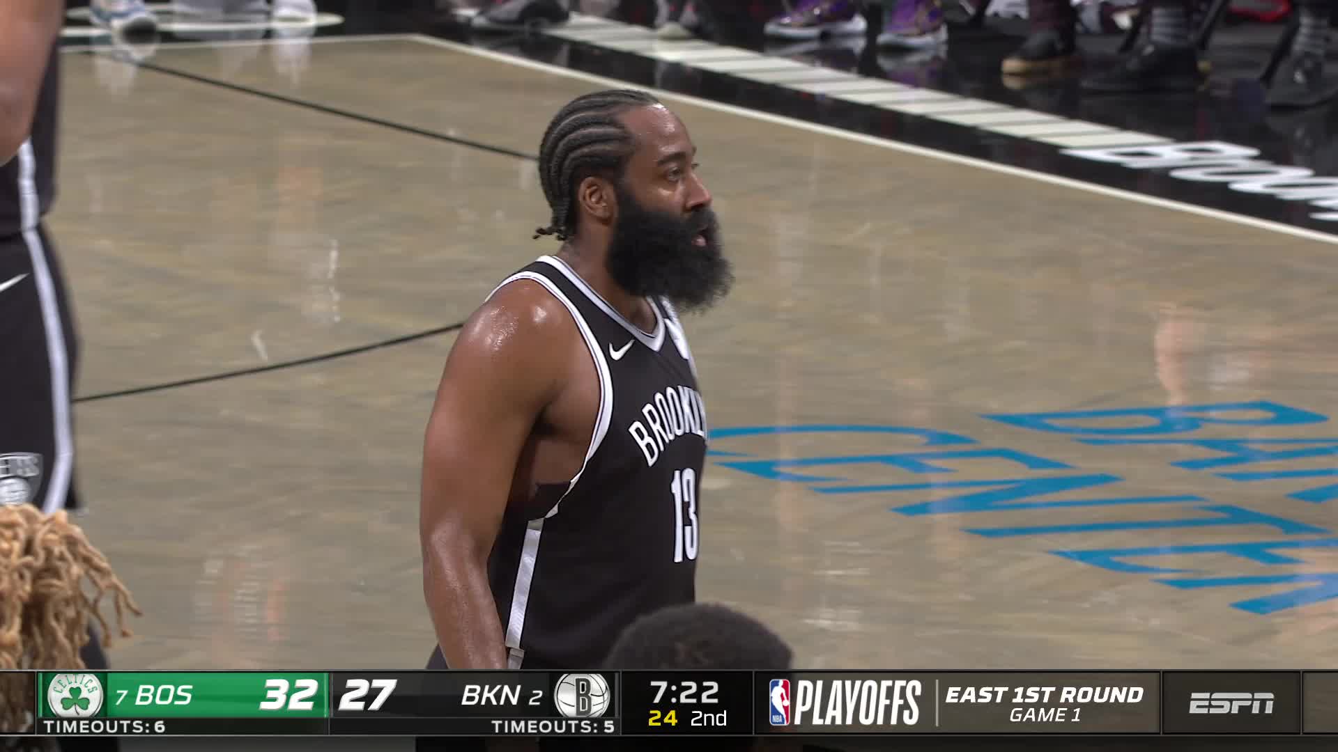 詹姆斯·哈登|惨烈！哈登球衣被扯烂，塔图姆争议犯规激怒球迷：集体怒喷裁判太烂