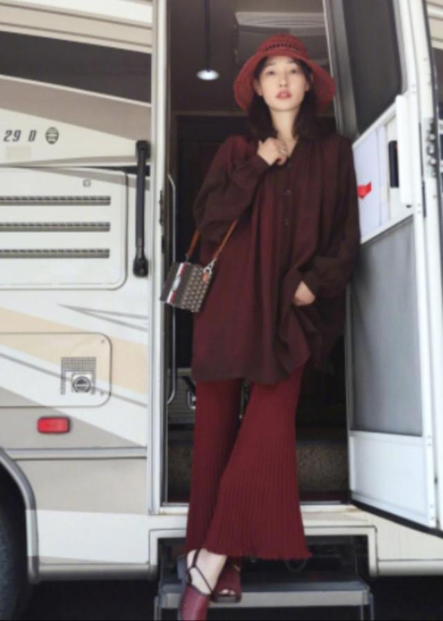 时尚风行派|白百何大女主气场回来了！穿男友衬衫真显温柔，背万元包高调炫富