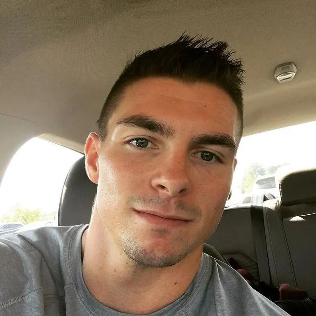 岳云鹏|岳云鹏有8块腹肌了？网友：健身换头是真的！肌肉金轮也是真的！