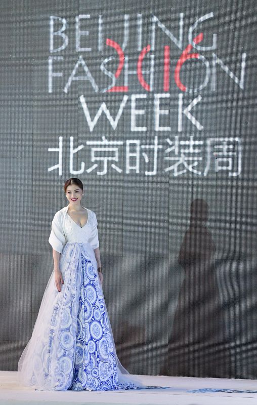 小白爱美搭 “刘翔前妻”葛天尺度放得开，穿鱼尾裙还不够，领口开到胃真妩媚