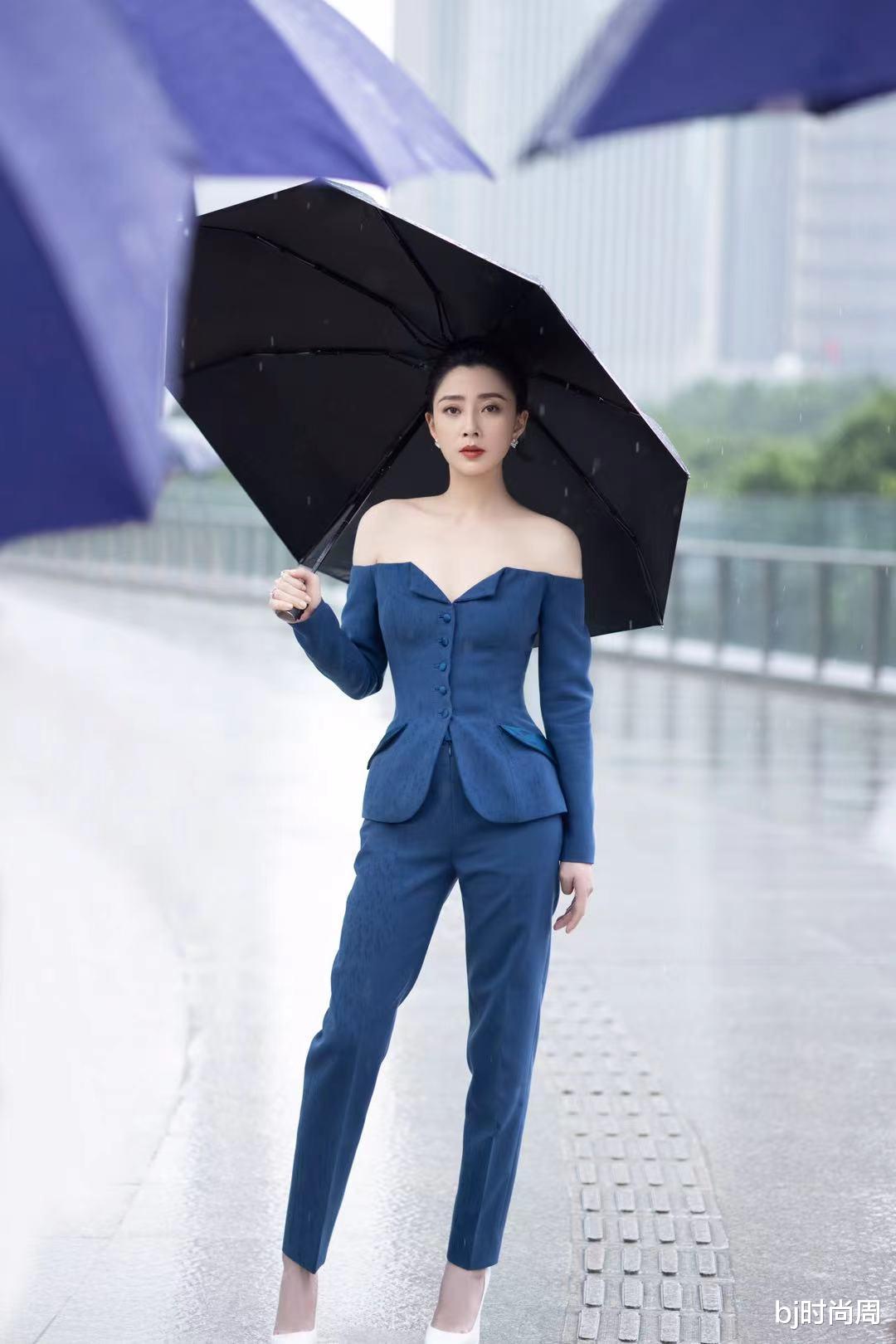 bj时尚周|殷桃穿蓝色西装用雨伞摆拍，出道多年依旧是少女气质
