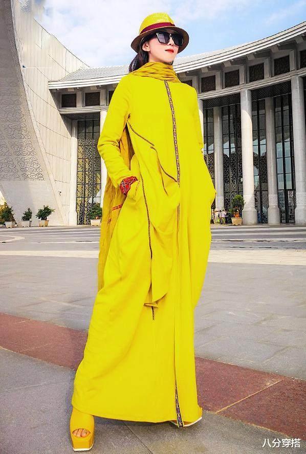 八分穿搭|62岁杨丽萍真是奶奶圈顶流，白色纱裙飘逸灵动，身姿挺拔不输少女