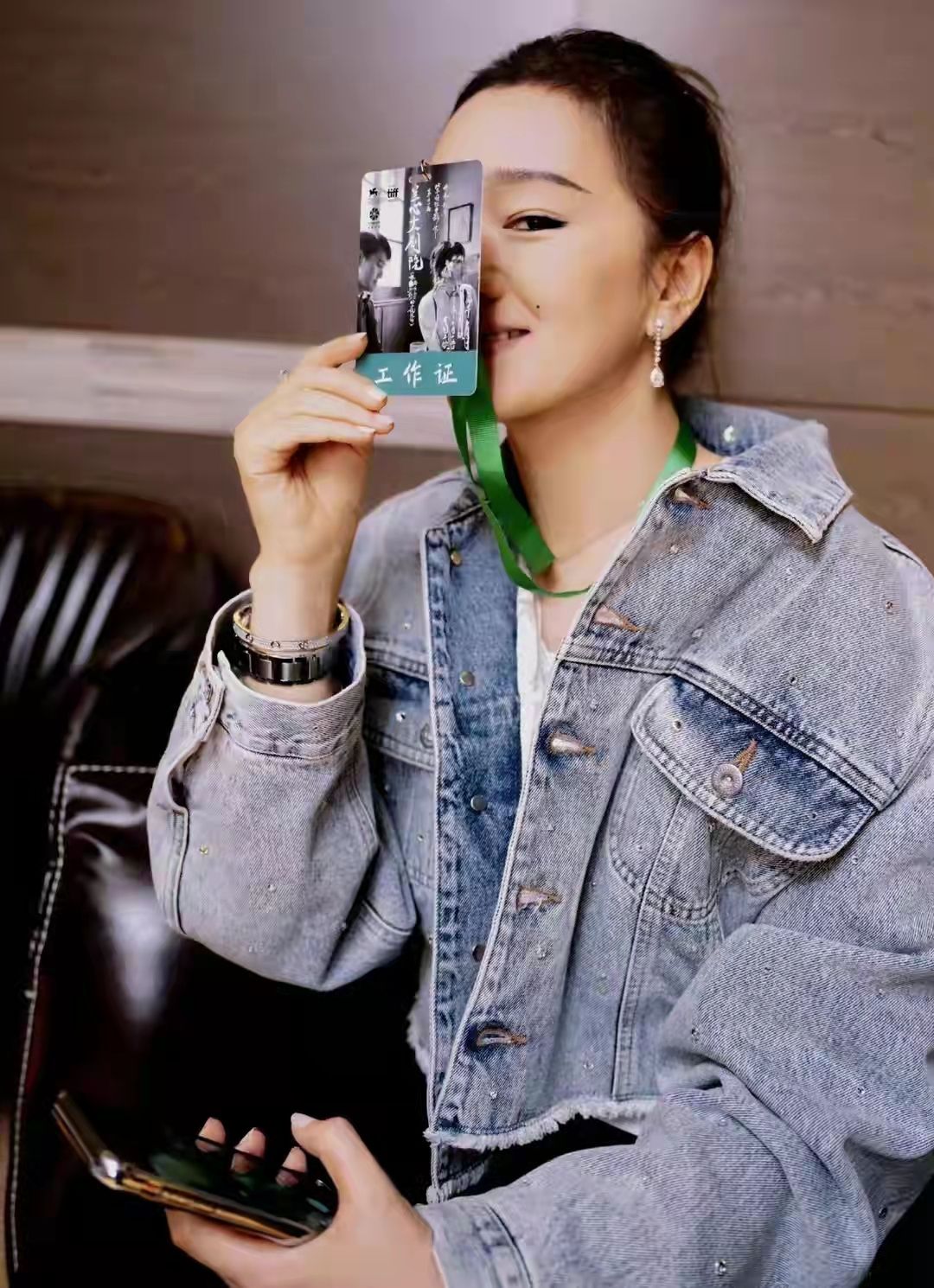 时尚风行派 巩俐终于换口红了!穿5千多卫衣气场全开,笑出21颗牙不怕毁形象