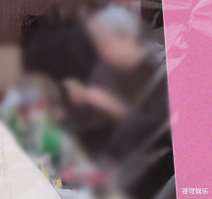 关晓彤|关晓彤发自拍存货，打马赛克照片意外抢眼，放大五倍后鹿晗出现了