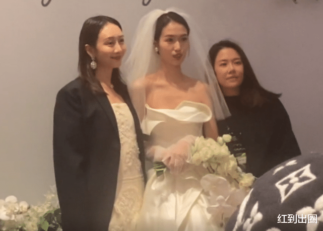 王鸥|39岁王鸥低调出席妹妹婚礼！前后张罗忙不赢，穿礼裙发福被指怀孕