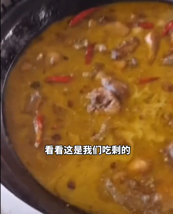前沿大观察 女子吃完铁锅炖，吃剩的被当面端上下一桌，商家回怼：这是老汤！