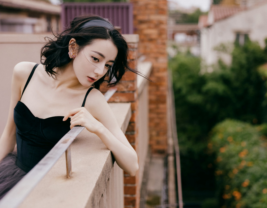 迪丽热巴|迪丽热巴新造型：港风卷发+吊带裙，美得不可思议