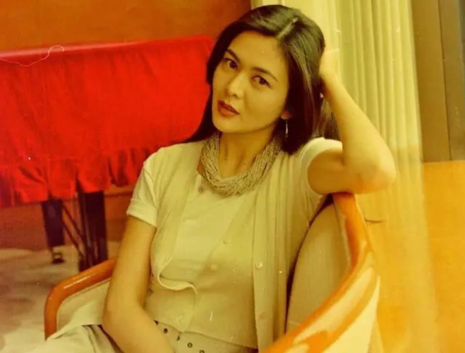 关之琳|59岁关之琳买奢侈品被拍，身材纤瘦四肢苗条，脖子上戴一串大珍珠