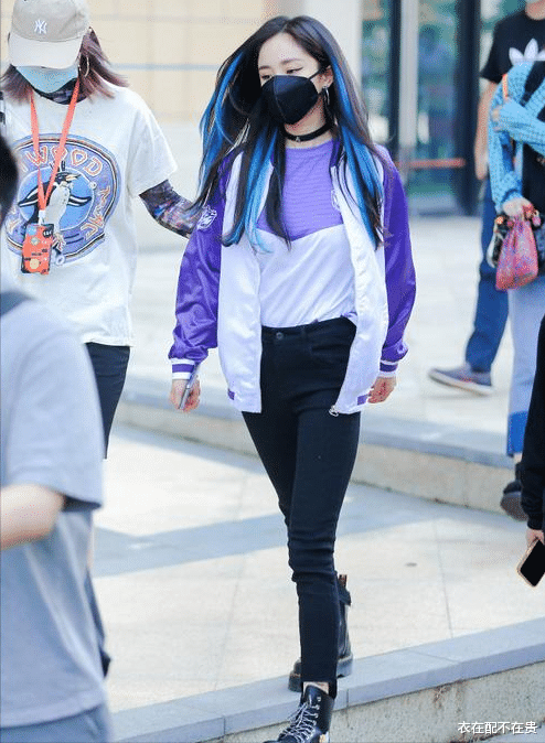 衣在配不在贵|杨幂是有多瘦？大腿和助理小腿差不多细，身材好穿紧身裤真占便宜