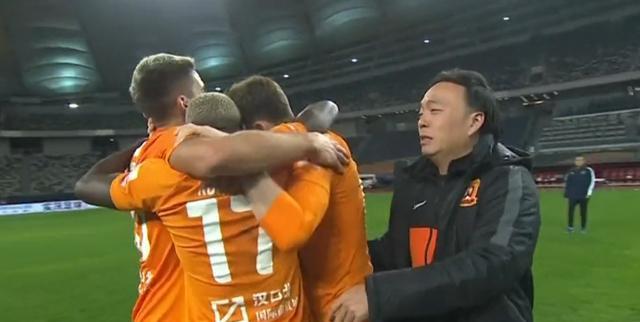 武汉卓尔|官宣！卓尔与11球飞翼续约，集齐5大国脚，“3刺头”+3主力将全换