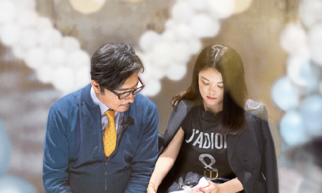 李湘|李湘新欢疑曝光，与神秘男子酒店约会，帮对方整理围脖好贴心